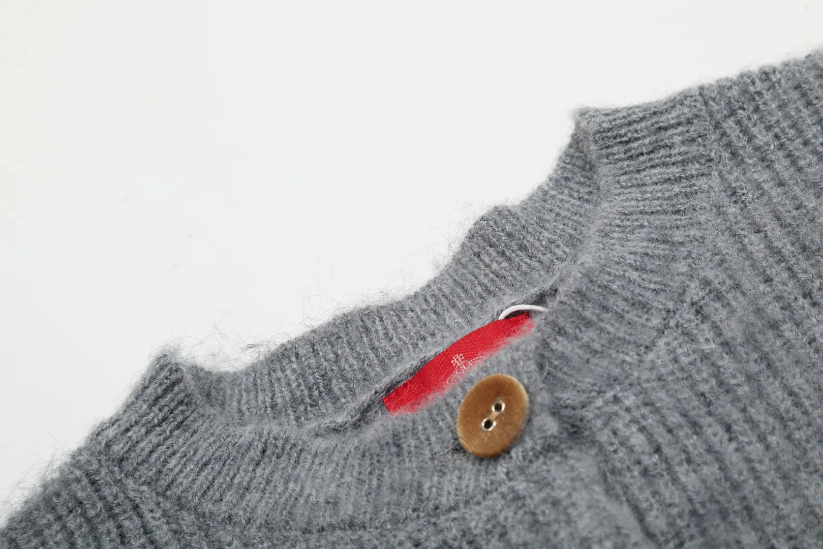 VIVI145# vivienne west wood 25 spring new three-color wool embroidered design cardigan Size: 1 yard (90-110 pounds) 2 yards (110-130 pounds) 3 yards (130-150 pounds) Color: gray yellow pink